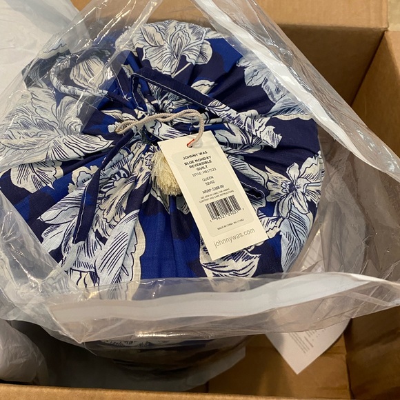 Johnny Was Blue Monday Reversible Quilt Blanket Queen 92x92 NEW $388 - Picture 3 of 5